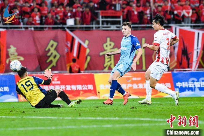 以球会友之夜：贵阳夜晚因贵州足球联队对阵泽