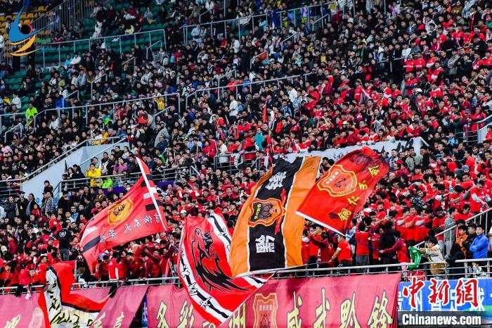 以球会友之夜：贵阳夜晚因贵州足球联队对阵泽