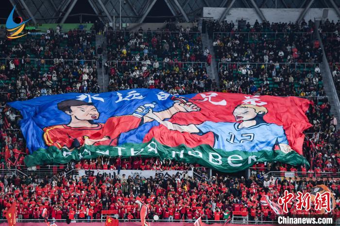 以球会友之夜：贵阳夜晚因贵州足球联队对阵泽