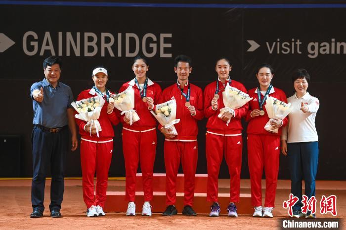 双打零封对手：郭涵煜／王欣瑜以6：0、6：0横扫