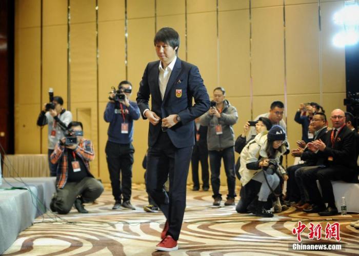 李铁接棒国足帅位：传承里皮执教理念 归化球员