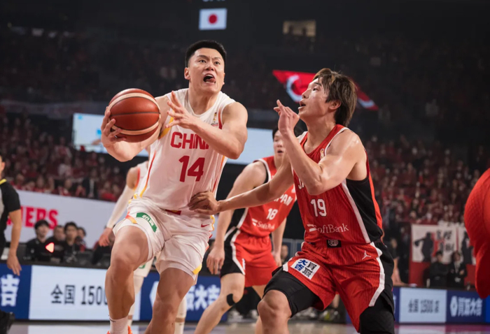 上海男篮11连胜登顶联赛 李弘权三分神射助队狂