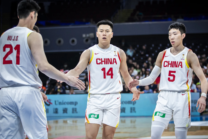 上海男篮11连胜登顶联赛 李弘权三分神射助队狂