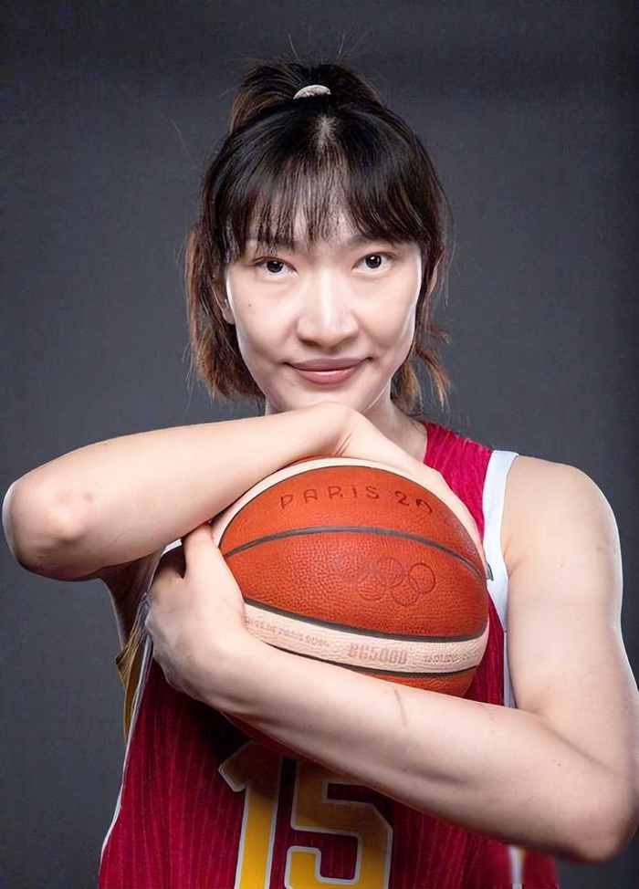 中国女篮公布2026世界杯及2028奥运会备战名单 强