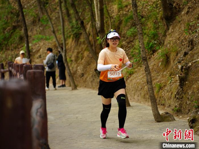 陕西山阳举办全国定向赛 500余名选手竞速天然氧